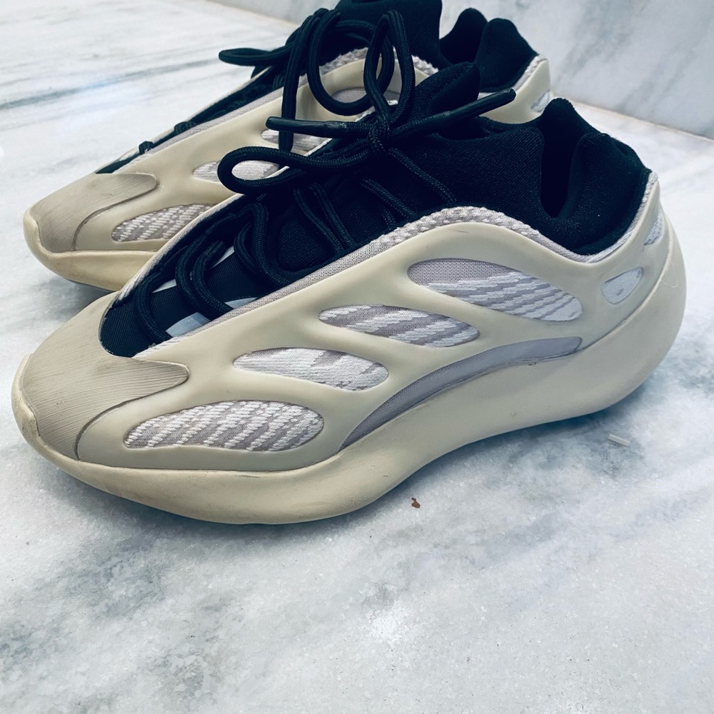 ADIDAS Yeezys 700 V3